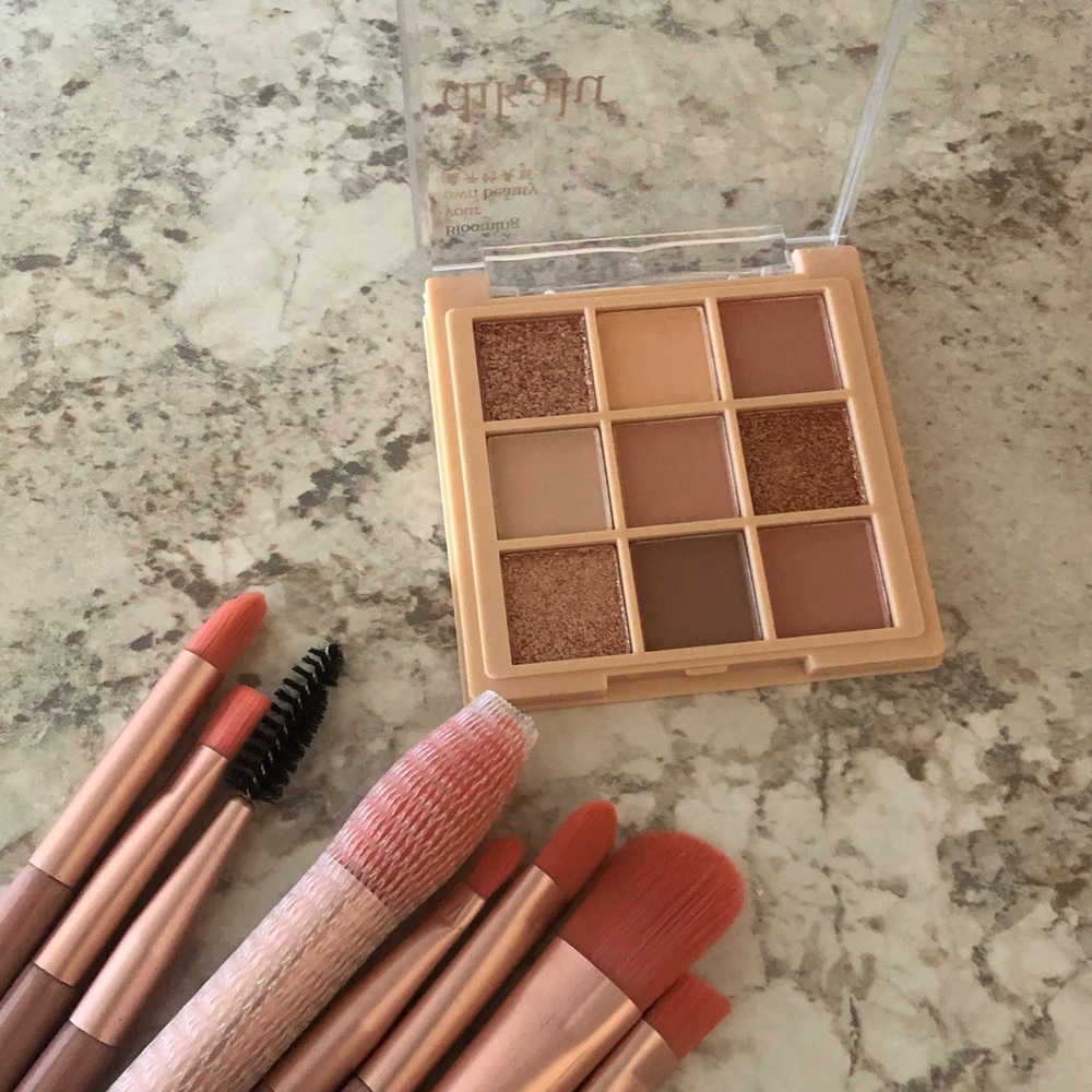 ☀️$6 special bundle price☀️ brand new eyeshadow and brush set